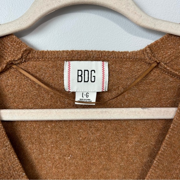 Urban Outfitters BDG Tan Valeria Cropped V-Neck Sweater Women’s Size Large - Picture 3 of 6